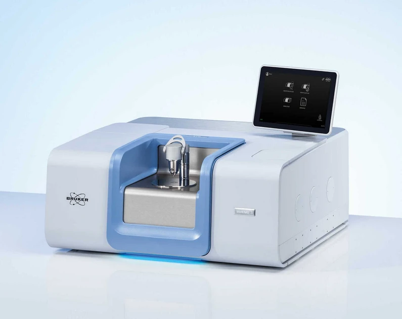 Optik Instruments: Obr. 1 FTIR spektrometr INVENIO-S s vestavěným ATR modulem a dotykovým displejem