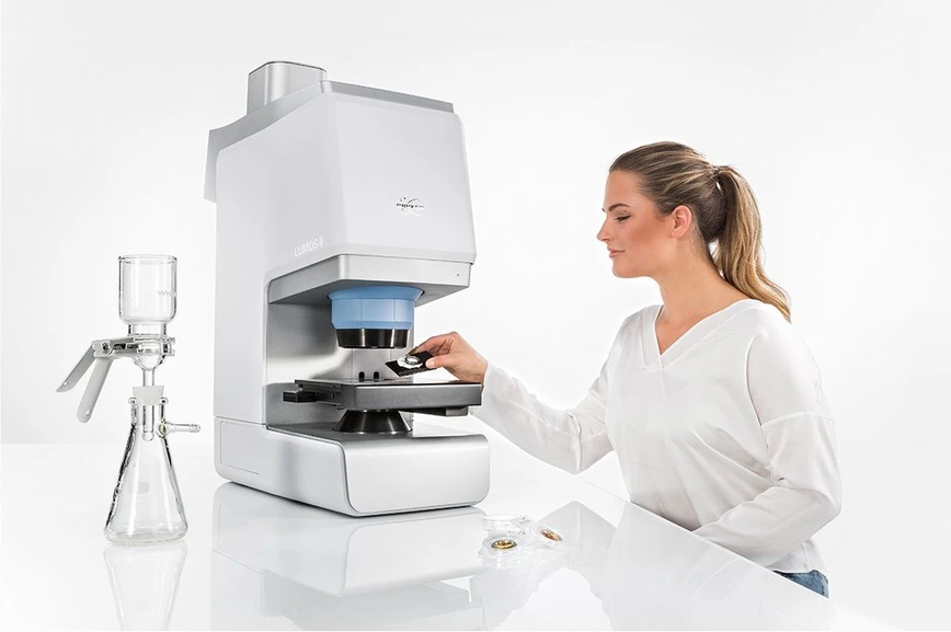 Optik Instruments: Nové možnosti infračervených mikroskopů ve vědě a průmyslu: Obr. 1 – Analýza mikroplastů pomocí FTIR mikroskopu LUMOS II (Bruker Optics).