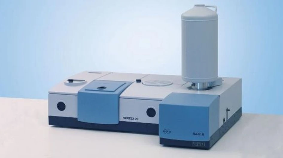 Optik Instruments: Využití molekulární spektroskopie ve farmacii – přehled instrumentace Bruker, aplikací a moderních trendů: Obr. 3 –  FTIR spektrometr VERTEX 70 vybavený FT-Ramanovým modulem RAM II pro komplementární FTIR/Ramanovu analýzu látek.