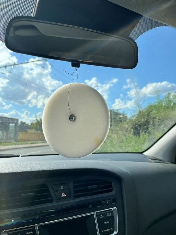 RECETOX: A polyurethane foam disk used for air sampling at the end of the car's heat exposure period and sunlight.