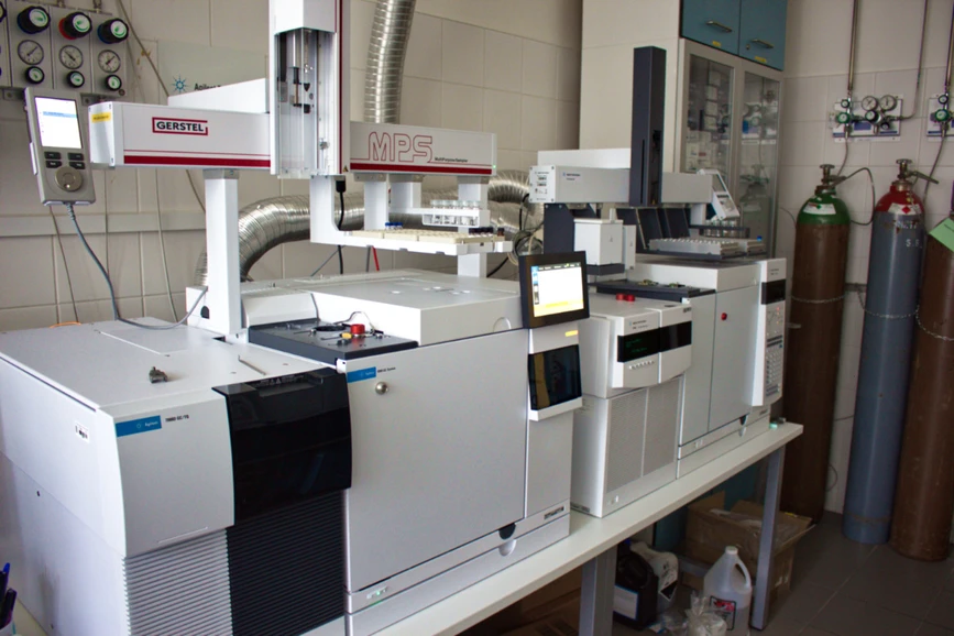 Recetox: Tandemový hmotnostní spektrometr Agilent 7000D ve spojení s plynovým chromatografem Agilent GC 8890
