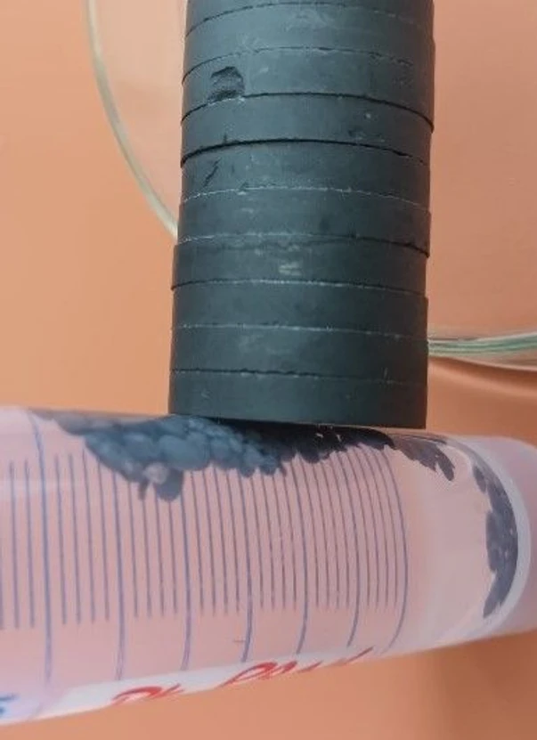 SSJMM / Martin Kovář - Obr. 1 Demonstrace možnosti separace připraveného sorbentu pomocí magnetického pole