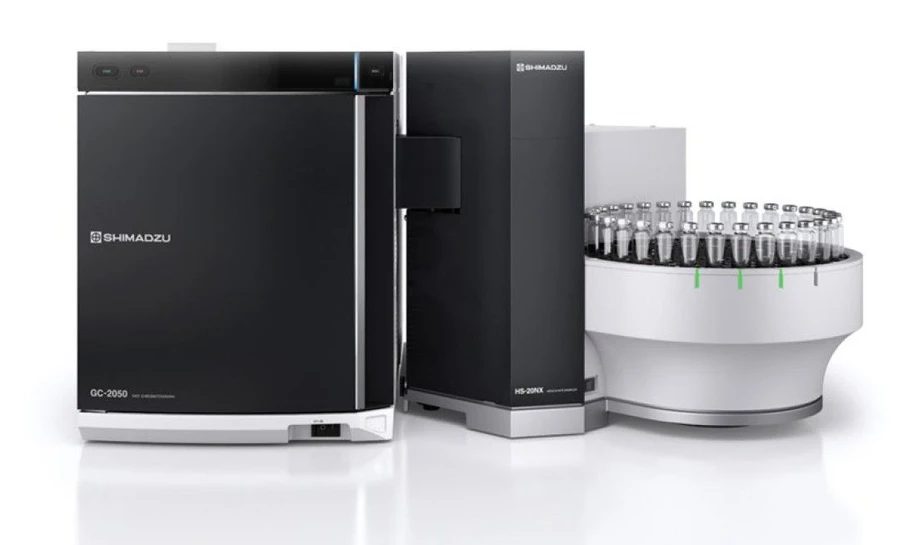 Shimadzu: Obr. 1 Brevis GC-2050 a HS-20 NX (speciálně navržená prostorově úsporná transfer line pro GC-2050)