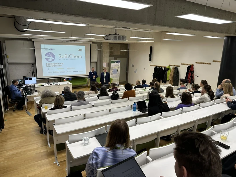 <ul><li><strong>Foto: Shimadzu:</strong> Konference SeBiChem 2026</li><li><strong>Video: Fakulta životního prostředí UJEP: </strong>SeBiChem 2026 - první den</li></ul>