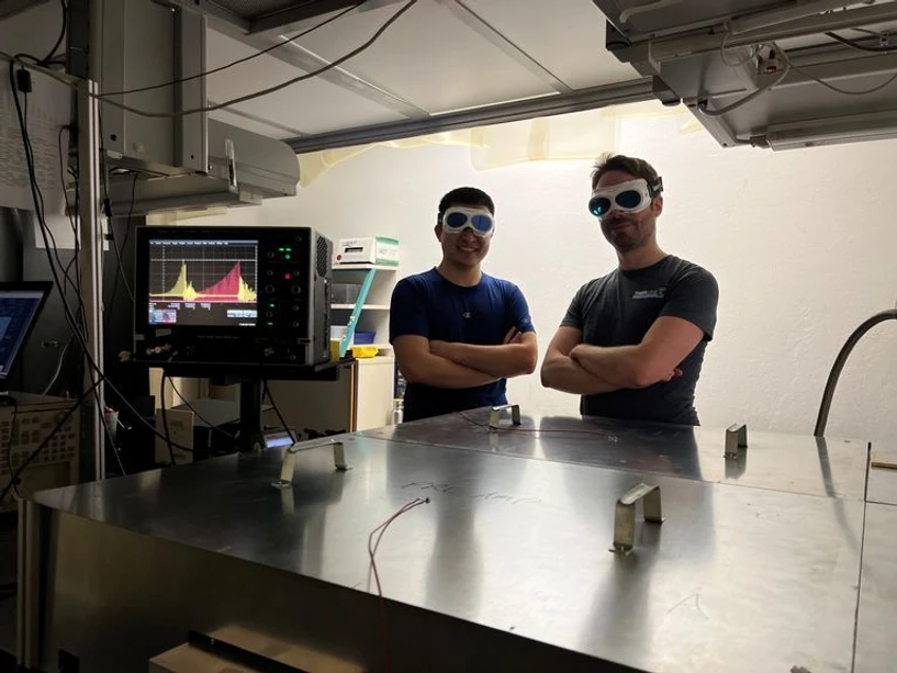 TU Wien: Ultra-short light pulses enable high-precision "artificial nose" - Hongtao Hu and Vinzenz Stummer.