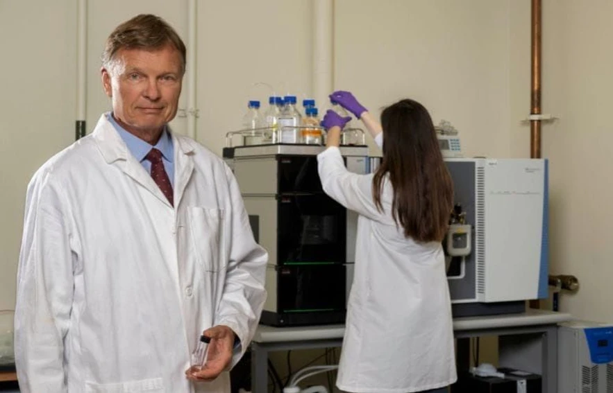 The University Of Texas at Arlington: Daniel W. Armstrong, the Welch Distinguished Professor of Chemistry and Biochemistry.