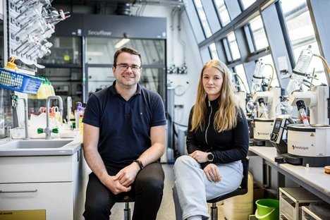 Stick and Glue! Tomáš Slanina and his team introduce a new biomolecule-labeling method for more precise observation of cellular processes