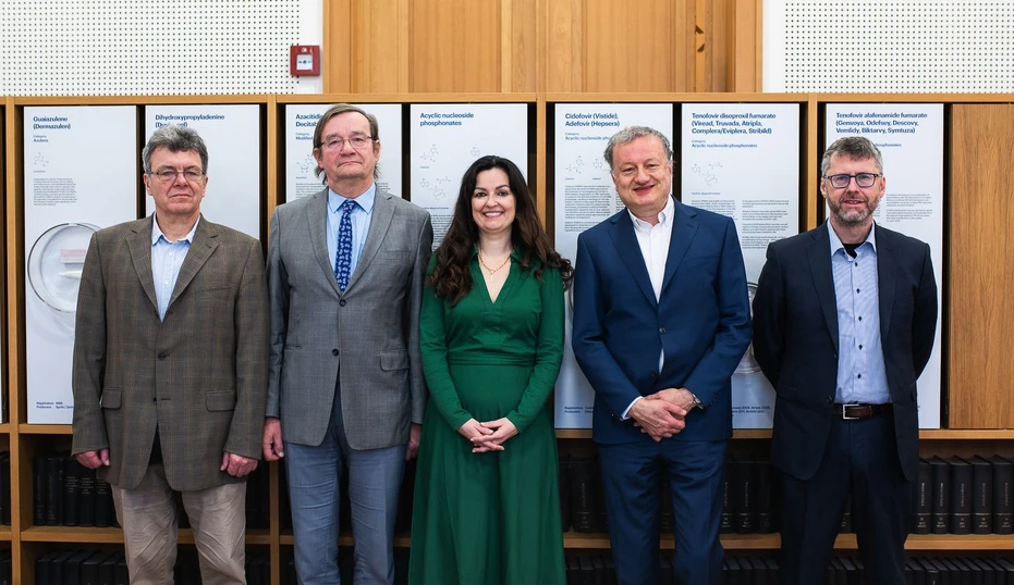 <p>Tomáš Belloň/IOCB Prague: Founding of Taveren Therapeutics. From left: RNDr. Jiří Moos, Director of i&amp;i Prague; Miroslav Tvrzník, Director of the M&amp;A and Renewable Energy Division at bpd partners; Dr. Zuzana Kečkéšová, IOCB Prague; Prof. Jan Konvalinka, Director of IOCB Prague; MUDr. Milan Prášil, Director of IOCB Tech</p>