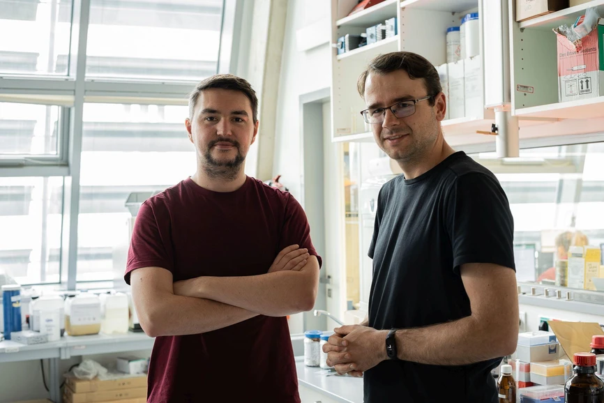 ÚOCHB AVČR/Tomáš Belloň: Jakub Copko, Tomáš Slanina - vedoucí vědecké skupiny Redoxní fotochemie ÚOCHB AV ČR