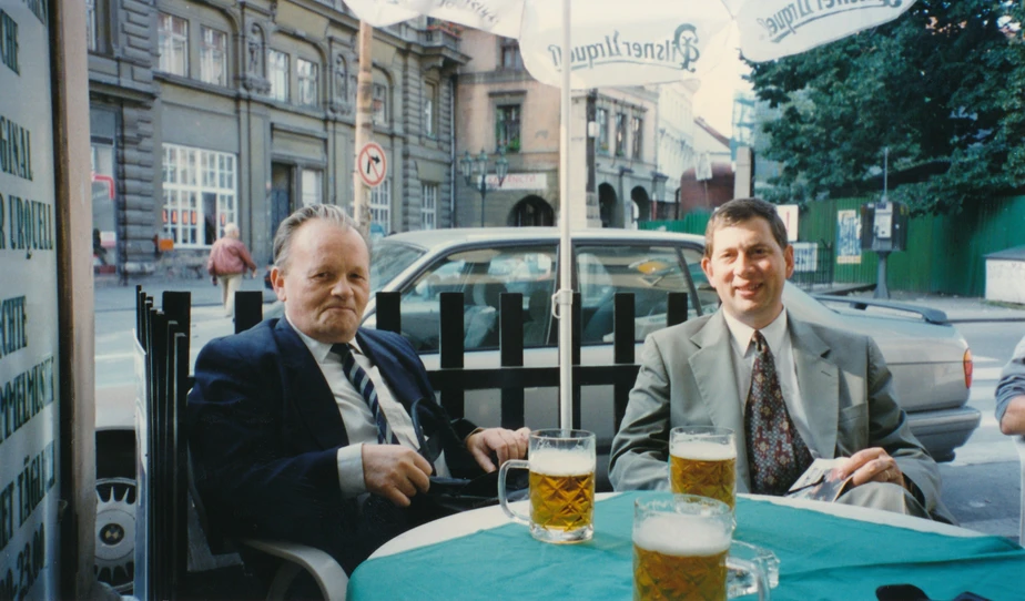 ÚOCHB/Archiv ÚOCHB: Antonín Holý 90: vědecký odkaz, který stále mění svět i českou vědu: Antonín Holý s Johnem C. Martinem, prezidentem a generálním ředitelem společnosti Gilead Sciences, Praha, srpen 1996.