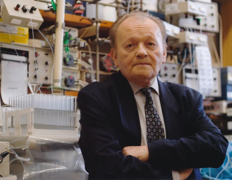 ÚOCHB/Archiv ÚOCHB: Antonín Holý 90: vědecký odkaz, který stále mění svět i českou vědu: Antonín Holý v laboratoři ÚOCHB, 2006.