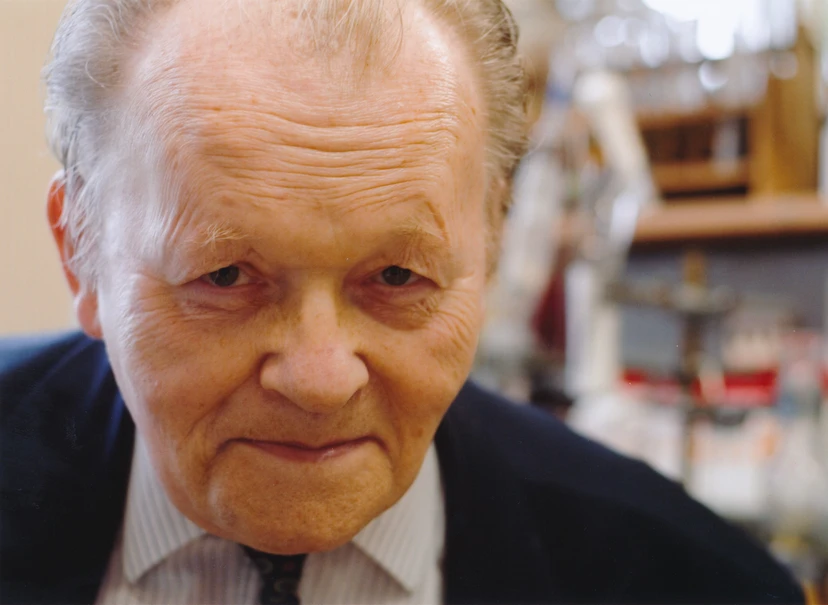 ÚOCHB/Archiv ÚOCHB: Antonín Holý 90: vědecký odkaz, který stále mění svět i českou vědu: Antonín Holý v laboratoři ÚOCHB, 2006.