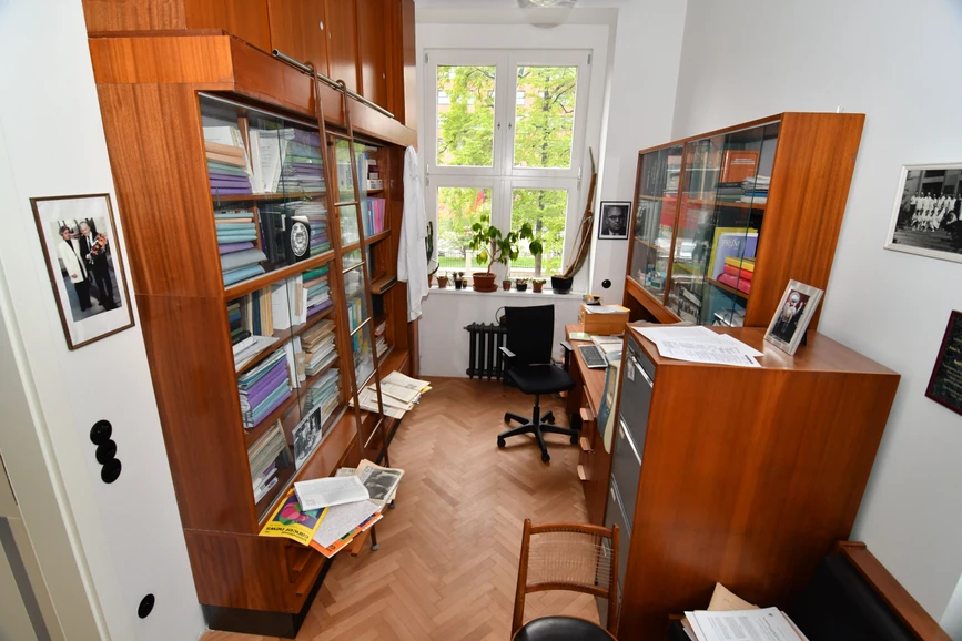 ÚOCHB/Archiv ÚOCHB: Antonín Holý 90: vědecký odkaz, který stále mění svět i českou vědu: Rekonstrukce pracovny Antonína Holého z původního vybavení v ÚOCHB.