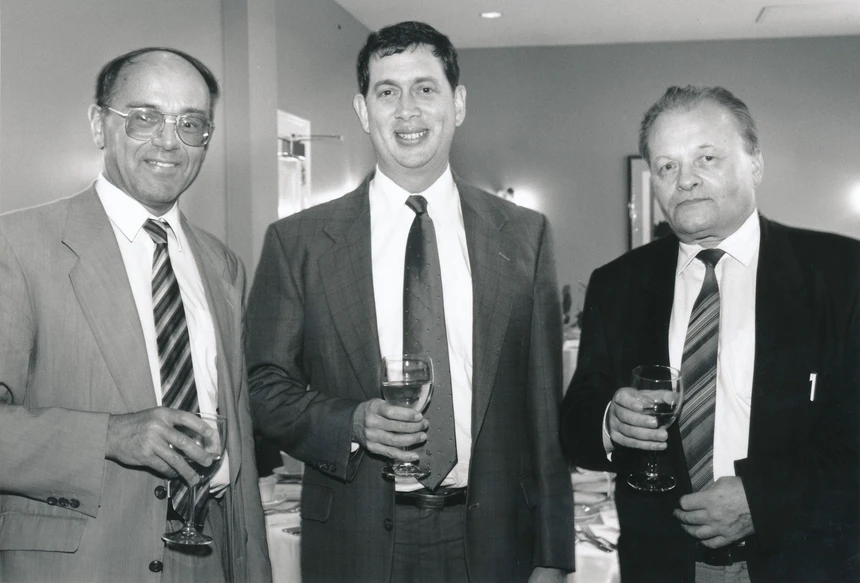 ÚOCHB/Archiv ÚOCHB: Antonín Holý 90: vědecký odkaz, který stále mění svět i českou vědu: Antonín Holý s belgickým virologem a dlouholetým spolupracovníkem Erikem De Clercqem a Johnem C. Martinem, prezidentem a generálním ředitelem Gilead Sciences, USA, 1996.