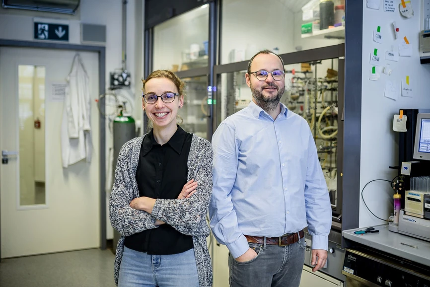 IOCB Prague/Tomáš Belloň: A new discovery from IOCB Prague makes it easier to see what is happening inside cells: Dr. Veronika Šlachtová, a postdoctoral researcher in Milan Vrábel’s group, and Dr. Milan Vrábel, head of the Chemistry of Bioconjugates research group.