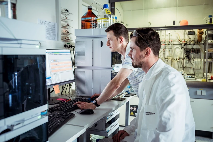 IOCB Prague / Tomáš Belloň: Dr. Miloslav Polášek, head of the Coordination Chemistry group at IOCB Prague (left), and Dr. Jan Kretschmer, Werner Siemens Imaging Center, University of Tübingen