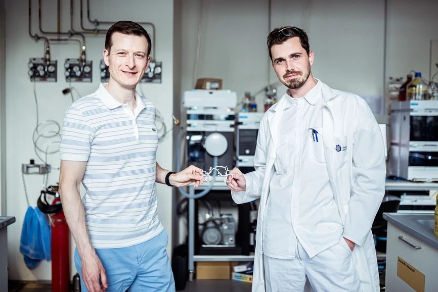 IOCB Prague/Tomáš Belloň: Dr. Miloslav Polášek & Jan Kretschmer, Coordination Chemistry Group at IOCB Prague
