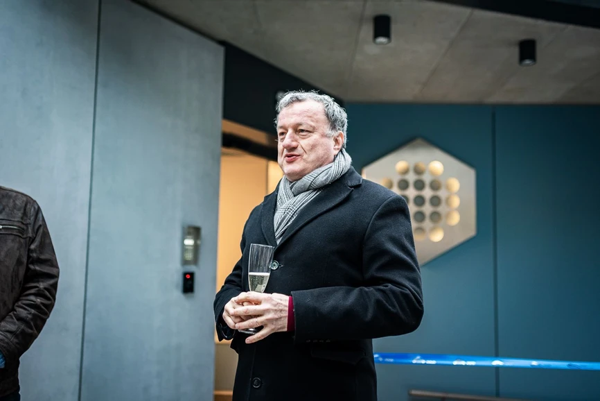 ÚOCHB/Tomáš Belloň: Prof. Jan Konvalinka - ředitel ÚOCHB
