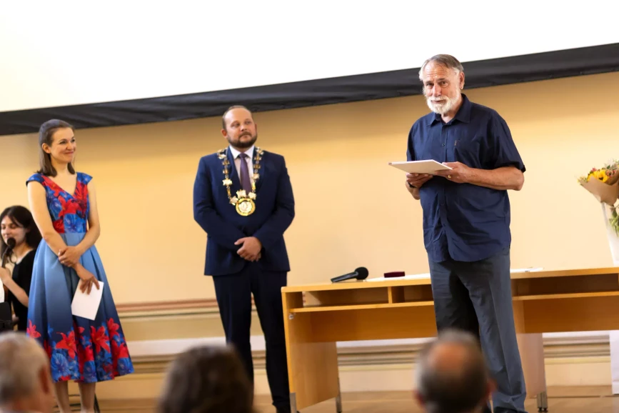 UPCE: Město Pardubice udělilo medaile trojici akademiků UPCE - RNDR. Jan Zajíc, CSc. přebírá cenu města Pardubice