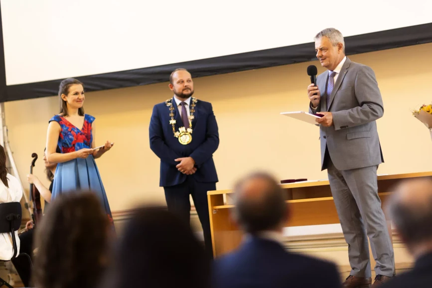 UPCE: Město Pardubice udělilo medaile trojici akademiků UPCE - prof. Miroslav Ludwig přebírá cenu města Pardubice