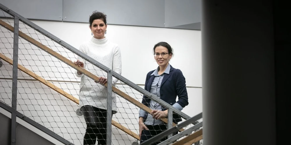 <p>Universitas/Dan Hamerník: Chemička Hana Macíčková Cahová a bioložka Kateřina Sam.</p>