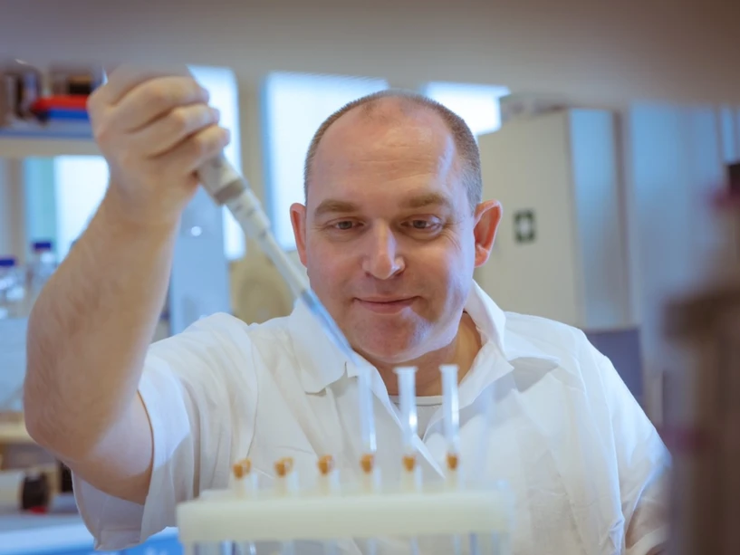 <p>Univerzita Palackého v Olomouci/Ota Blahoušek: Fytochemik Ondřej Novák se díky výzkumu fytohormonů dostal na seznam nejcitovanějších vědců světa</p>