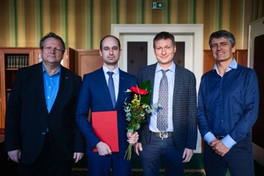<ul>
<li><strong>Foto:</strong> VŠCHT: Lukáš Tomaník laureátem ceny Zdeňka Hermana</li>
</ul>
