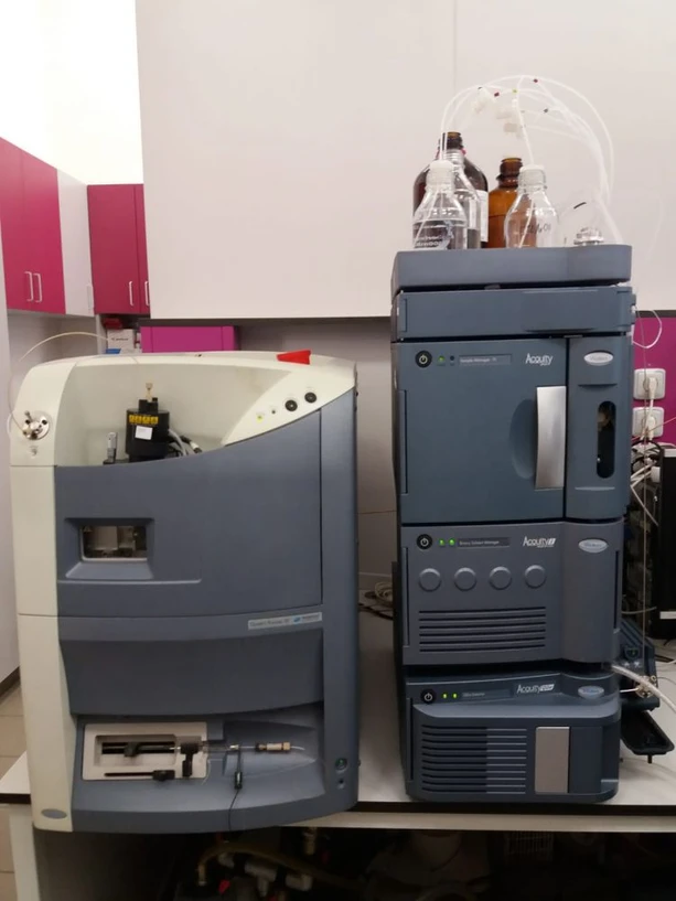 VŠCHT/ÚAPV: Kapalinový chromatograf Acquity UPLC ve spojení s hmotnostním spektrometrem Quattro Premier XE (LC-MS/MS)