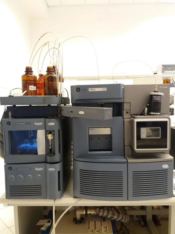 VŠCHT/ÚAPV: Kapalinový chromatograf [Acquity UPLC](https://lcms.cz/products?search=acquity+&category=37) ve spojení s hmotnostním spektrometrem Xevo TQ-S (LC-MS/MS)