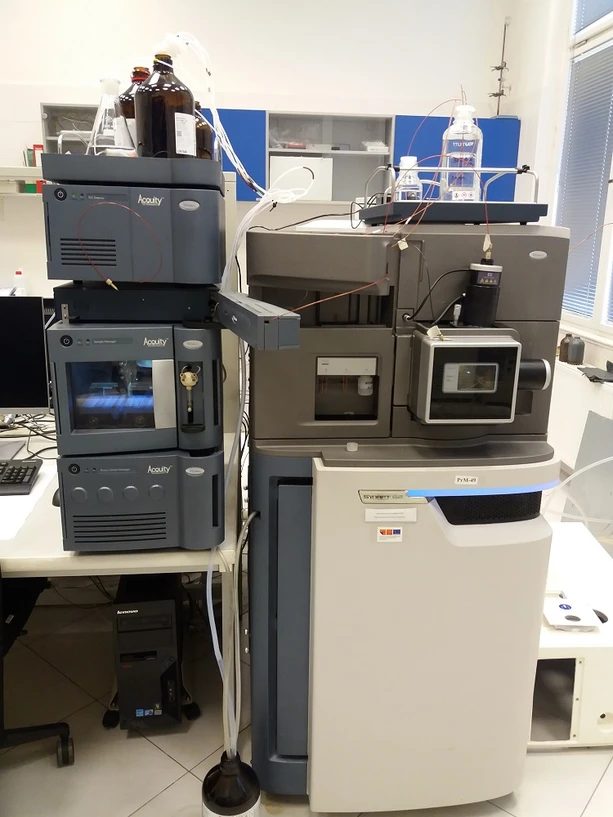 VŠCHT/ÚAPV: Kapalinový chromatograf Acquity UPLC ve spojení s vysokorozlišovacím hmotnostním spektrometrem Synapt G2 (LC-HRMS)