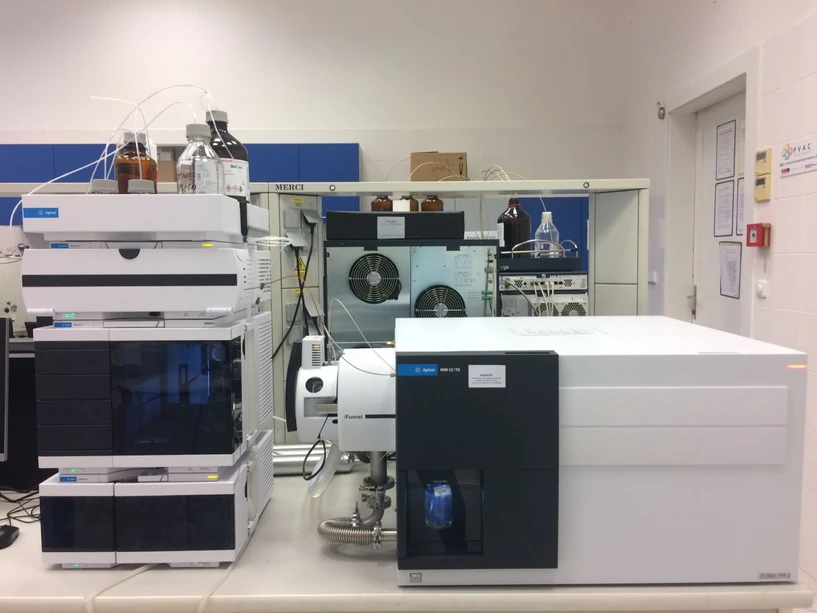 VŠCHT/ÚAPV: Kapalinový chromatograf Agilent 1290 Infinity II ve spojení s tandemovým hmotnostním spektrometrem Agilent Triple Quadrupole 6495C