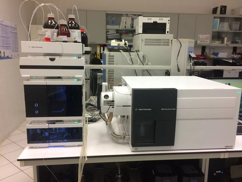 VŠCHT/ÚAPV: Kapalinový chromatograf Agilent 1290 Infinity II ve spojení s tandemovým hmotnostním spektrometrem Agilent Triple Quadrupole 6495