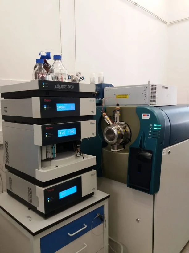 VŠCHT/ÚAPV: Kapalinový chromatograf U-HPLC Dionex UltiMate 3000 ve spojení s vysokorozlišovacím tandemovým hmotnostně spektrometrickým detektorem TripleTOFTM 6600 (LC-HRMS)