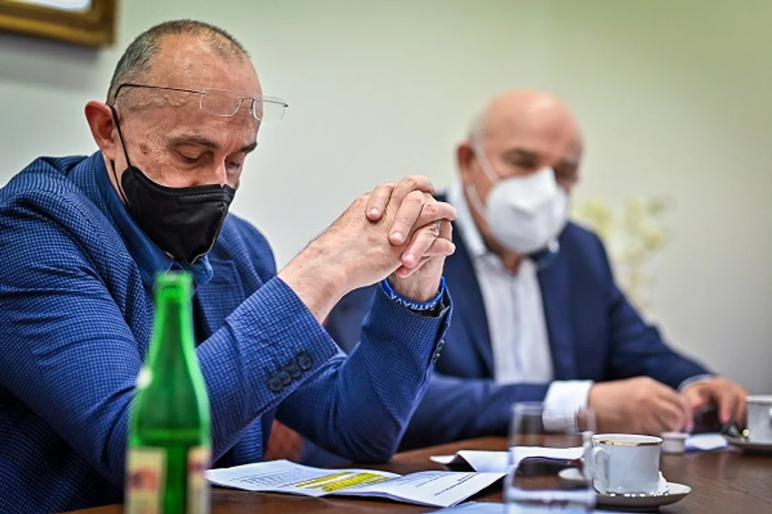 <p>Vědavýzkum.cz/Úřad vlády: Pavel Baran a Vladimír Mařík: Pokud se budou škrtat finance na vědu, ti nejlepší nám odejdou</p>