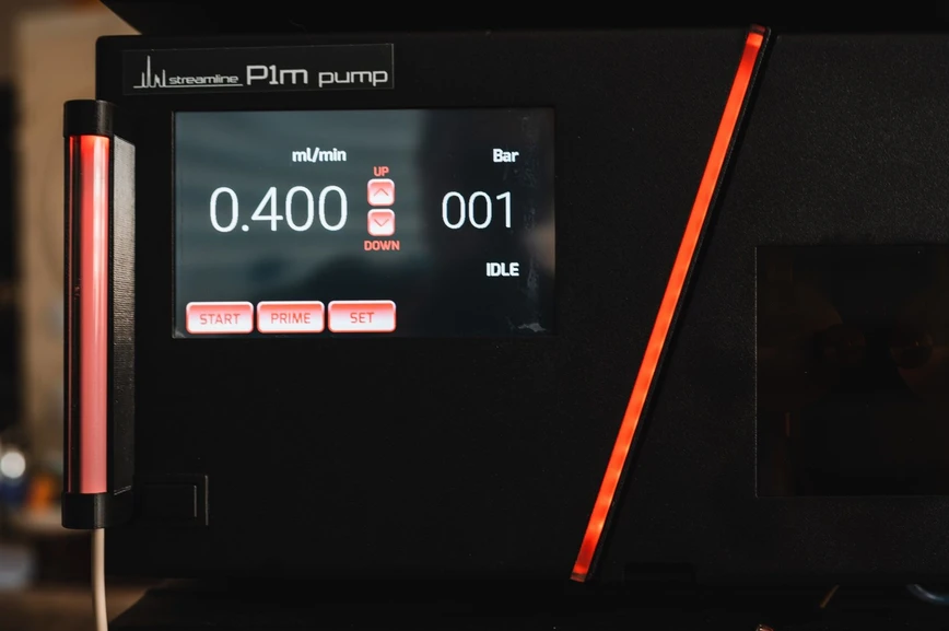 Watrex - Traffic light attached via magnet to the Watrex Streamline HPLC system. The traffic light is glowing red, indicating that the mobile phase level has dropped below the set threshold..jpg