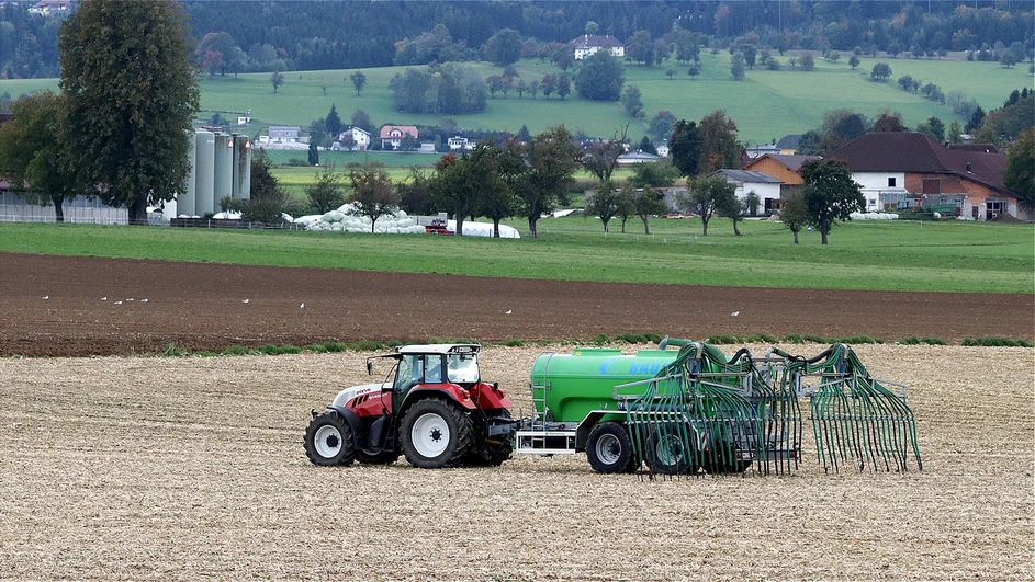 <p>Pixabay/Franz W: V zemědělských půdách se často vyskytují koktejly ze zbytků pesticidů</p>
