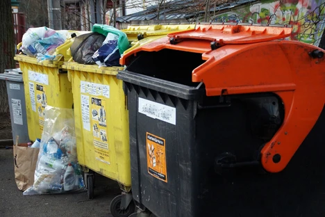     DOBA PLASTOVÁ: I plast ze směsného odpadu se dá recyklovat. Poslouží jako ‚dřevo‘, které nehnije