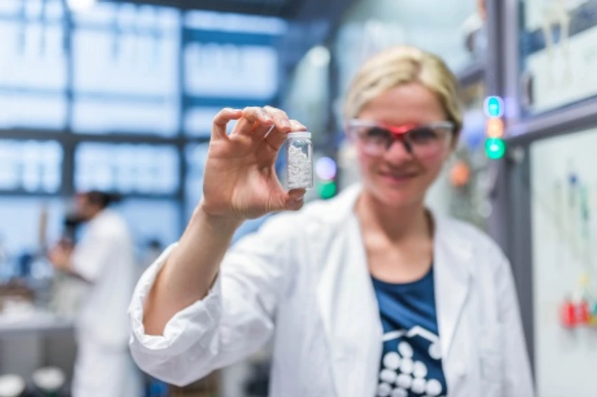 Akademie věd ČR: Ivana Mejdrová ukazuje látku, kterou vyvíjí v laboratoři
