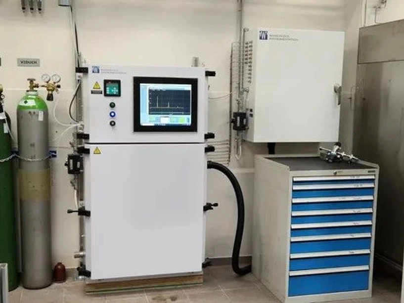 UCTP-REFINE-lab: Process Gas Chromatograph with Electrolyzer